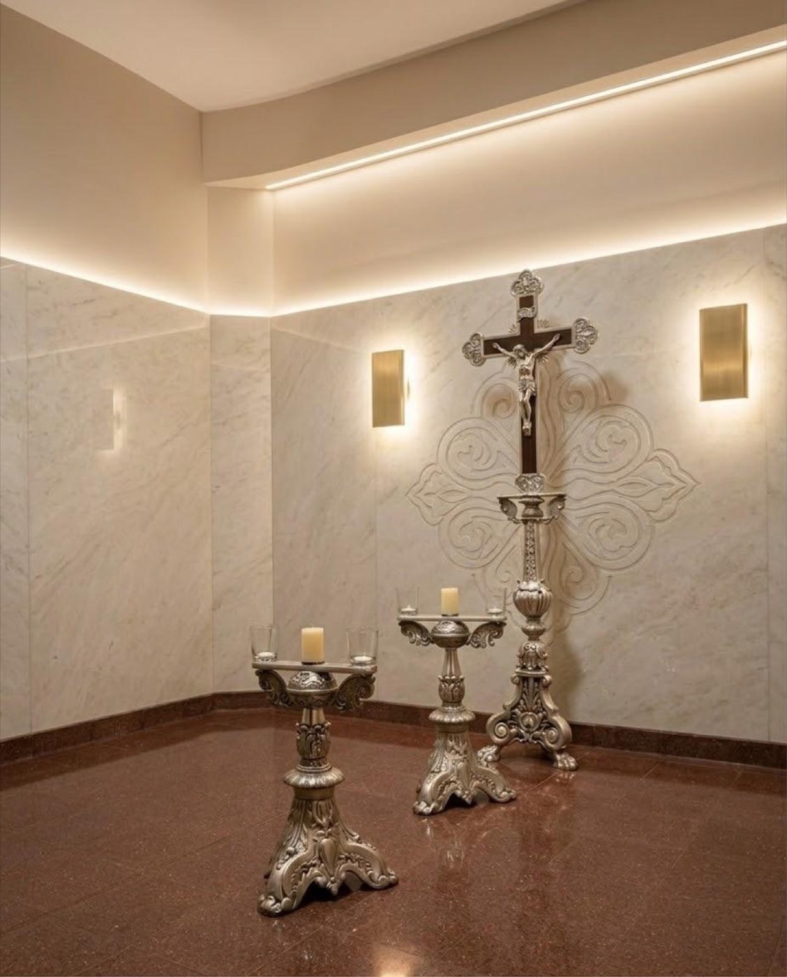 Capilla de Velatorios Thames con crucifijo y candelabros