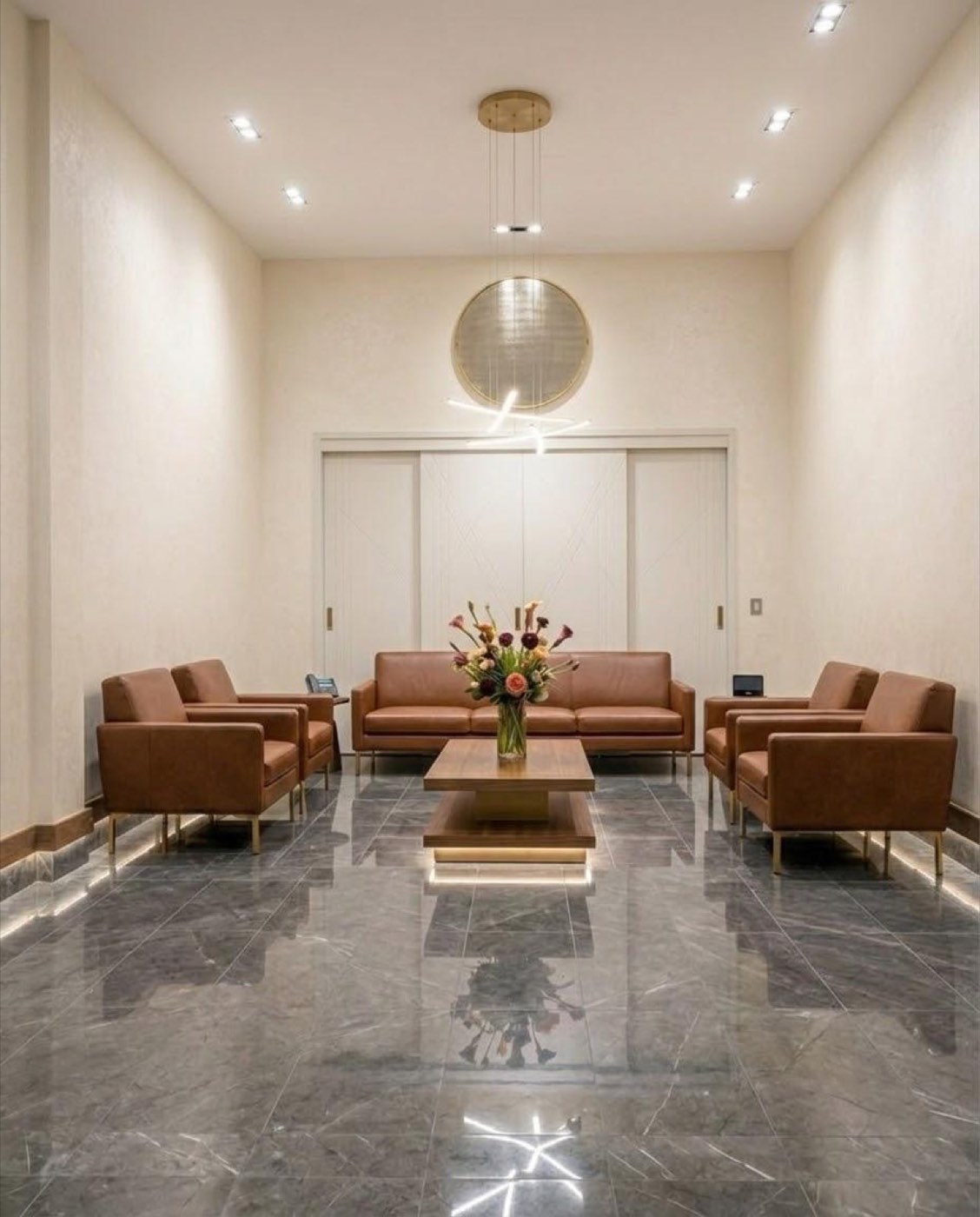 Lounge con sillones de cuero cognac y espejo circular