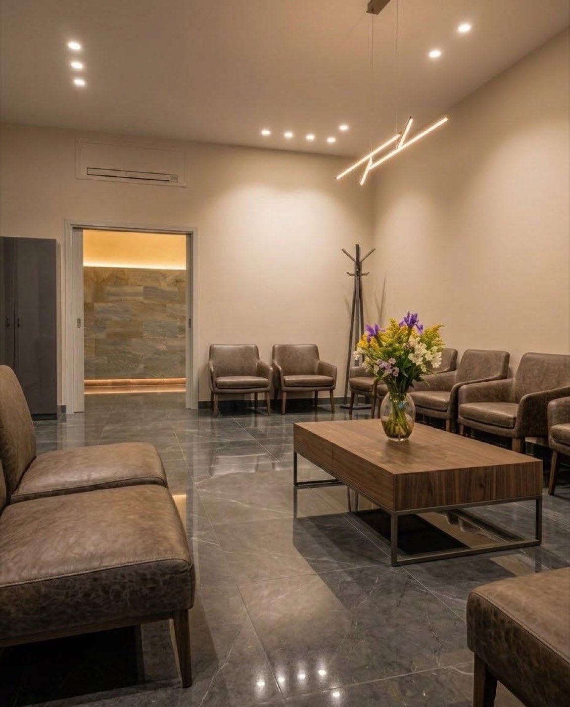 Sala de espera de Velatorios Thames con sillones y piso de mármol