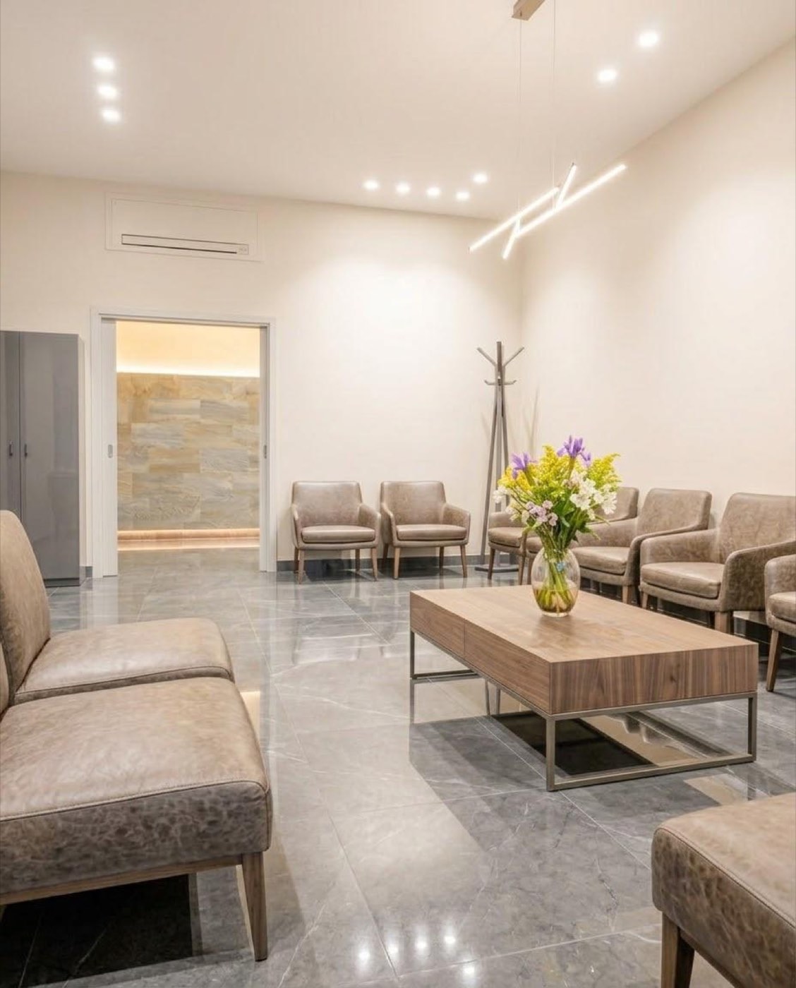 Sala de recepción de Velatorios Thames, con sillones de cuero y luz cálida